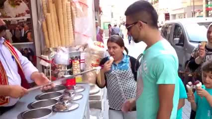 Весёлый продавец мороженного
