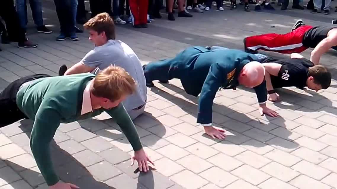 Ветеран 77 лет порвал всех! Днепропетровск 09.05.2014