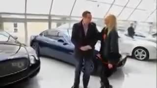 Мужчина выпрашивает машину