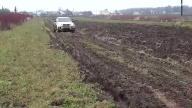 BMW X6 против Нивы 3D на бездорожье