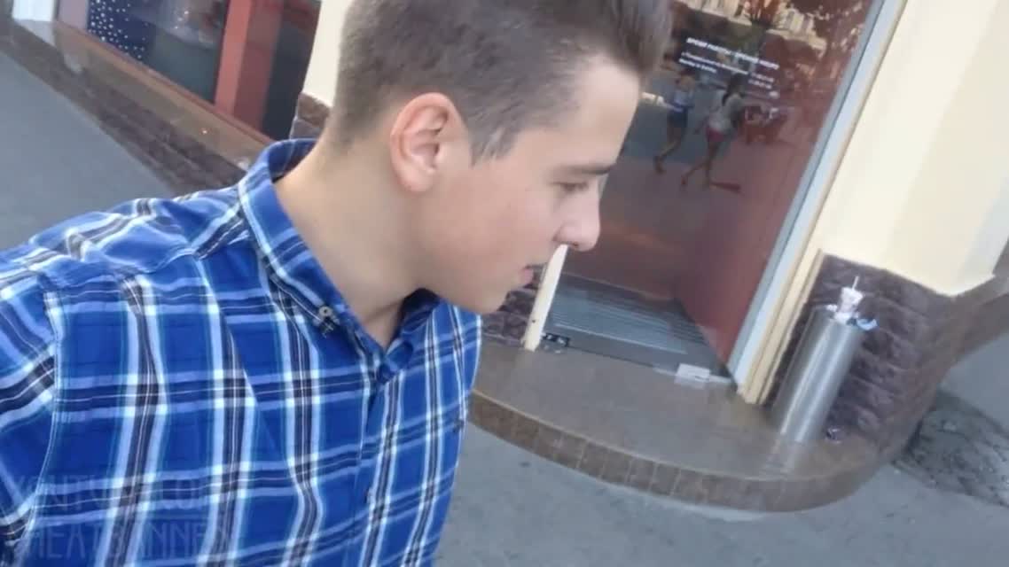 Реакция Девушек на Поцелуй  Kissing Selfie Prank