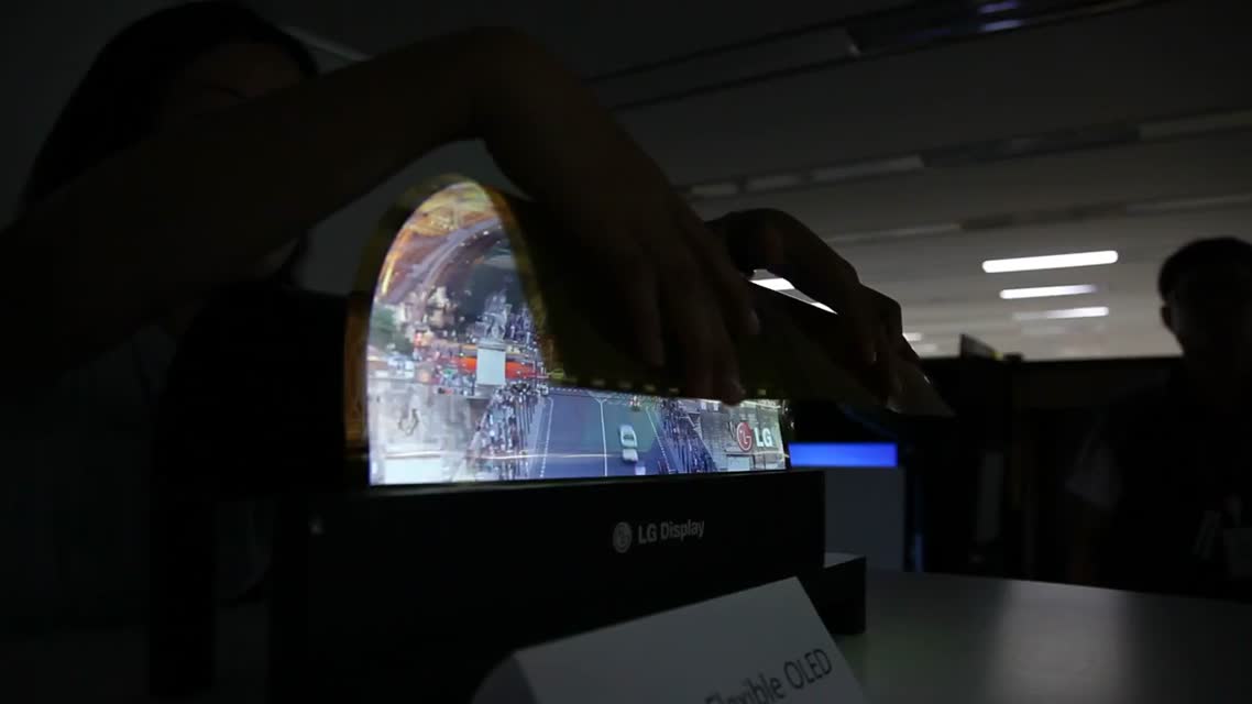 Гибкий OLED-дисплей от LG в действии