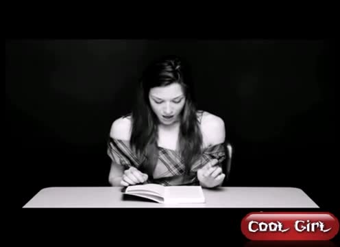 Актриса читает книгу, сидя на фу фу фу вибраторе 8)
