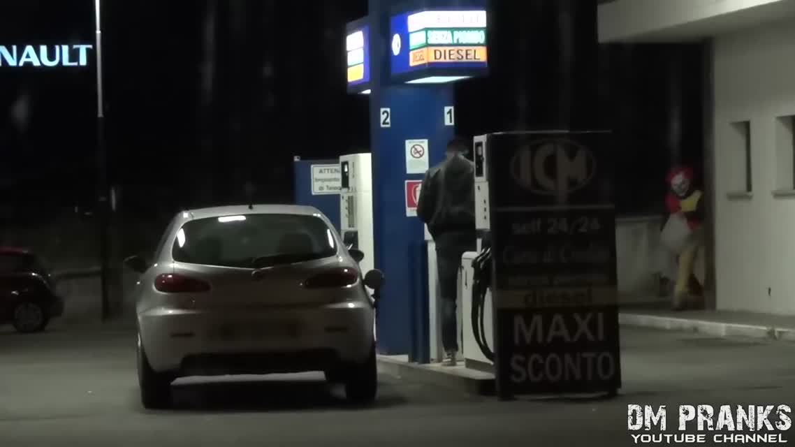 Killer Clown Scare Prank