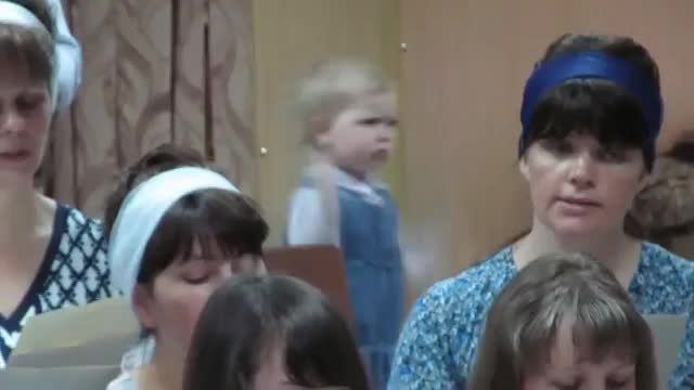Маленькая девочка дирижирует хором