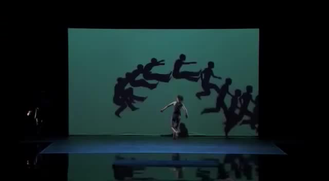 Это Blue Journey и их шоу Shadow Dance