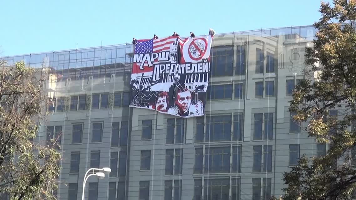 Марш унылых клоунов, или Пародия на собачью свадьбу