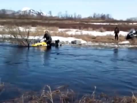 Снегоход, переправа через реку