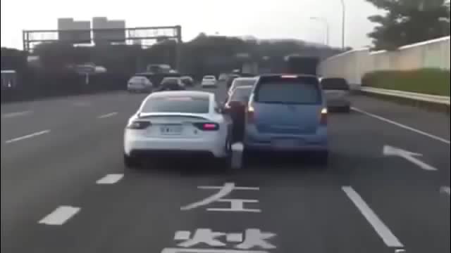 Борьба водителей за полосу!