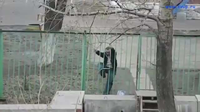 Помогииитее..... Лёёлииик...