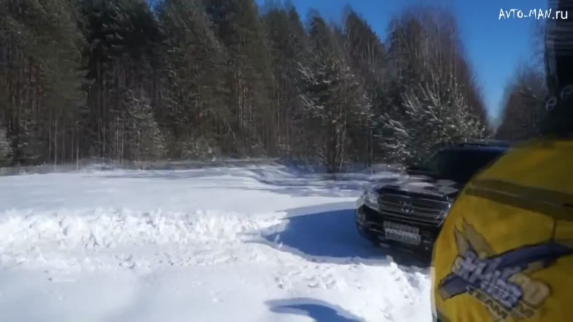 Нива 3D противToyota Land Cruiser 200