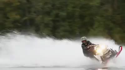 Езда по озеру на снегоходе