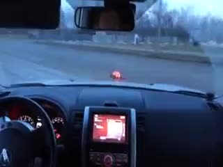 В сопровождении мигалки!