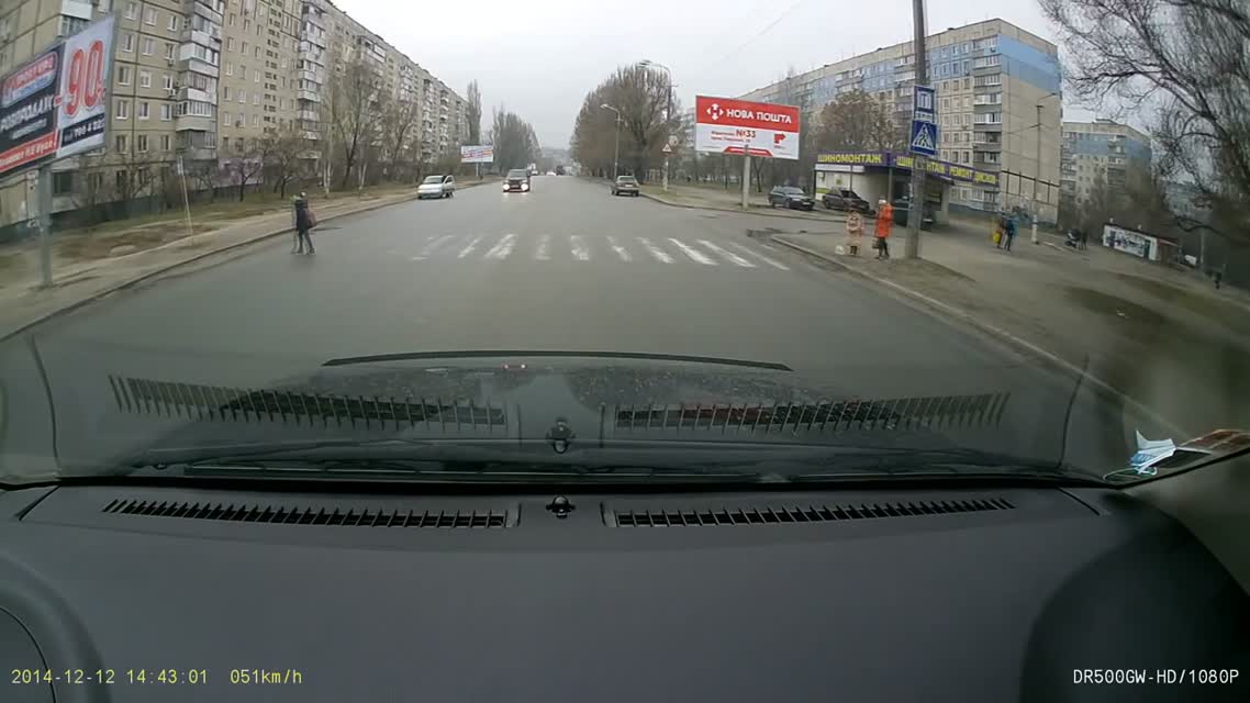 Дети переходят дорогу