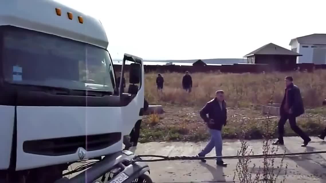 все через жопу, грузили яхту а порвали грузовик