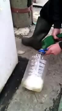 Понятно почему запрещают заливать бензин в пластиковую и стеклянную тару