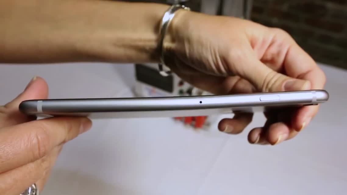 Давайте погнем iPhone 6 Plus, Galaxy S6 Edge и HTC One M9