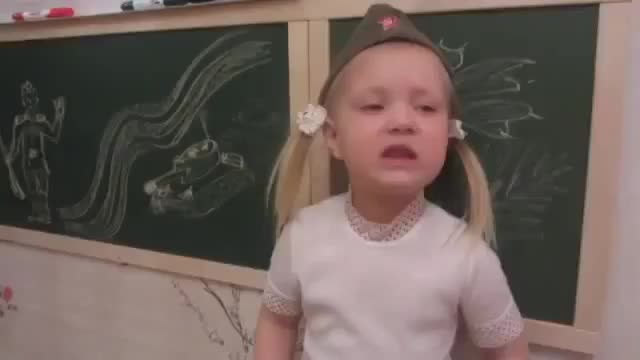 Девочка Варя Ивлева читает стих
