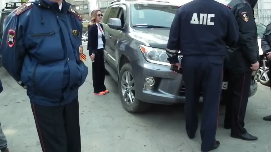 Депутат на Лексусе давит ИДПС