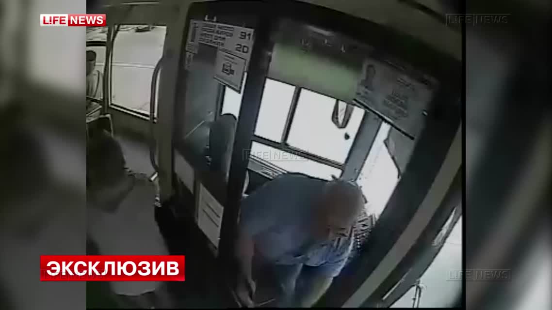 Поножовщина в салоне автобуса в Москве попала на видео