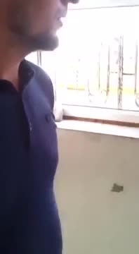 Полицейский испарожнился на пляжу в Махачкале )