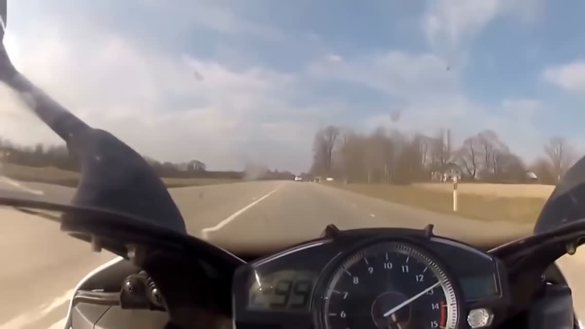 С какой скоростью ехал Mercedes