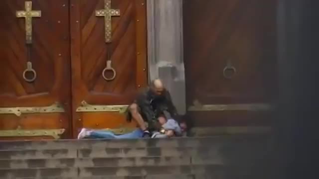 Бездомный погиб, спасая девушку от вооружённого бандита