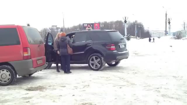 Блатная блондинка с пистолетом