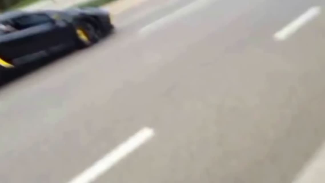 Дебил бросает камни в Lamborghini Aventador за 400 000$