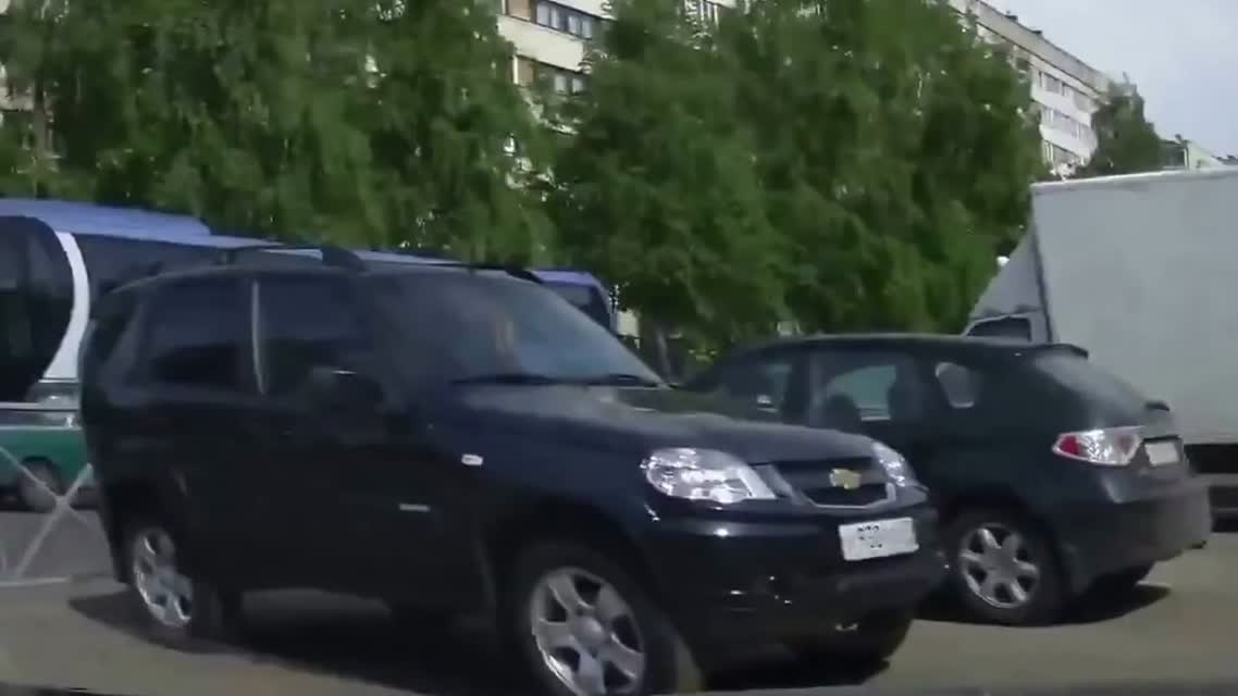 Блатная бабка наехала на мужика