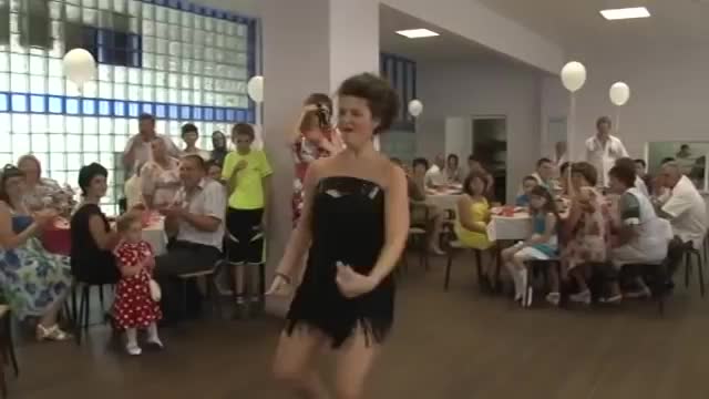 свидетельница зажигает