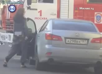 Как смогла, так и припарковалась! Как смогли так и проучили!