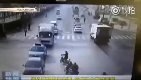 Китайские автомобили взлетают в небо на глазах у людей