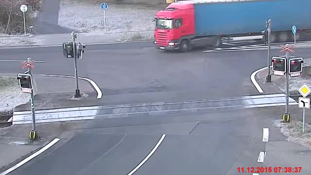 Поезд VS Грузовик