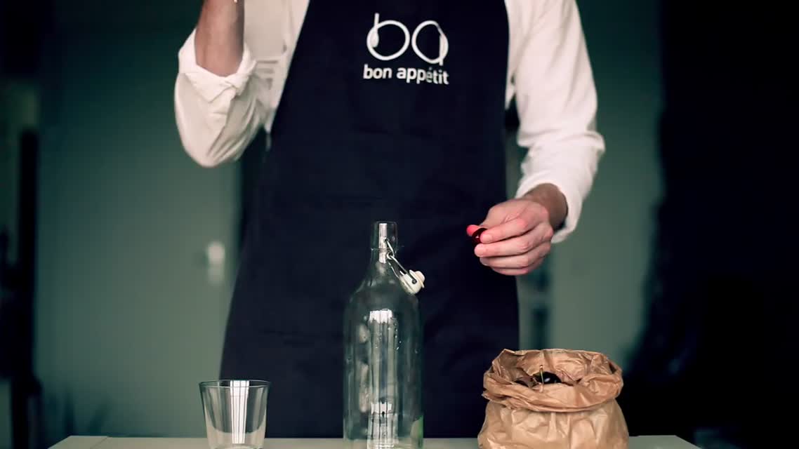 Как быстро достать косточку из вишни [Рецепты Bon Appetit]