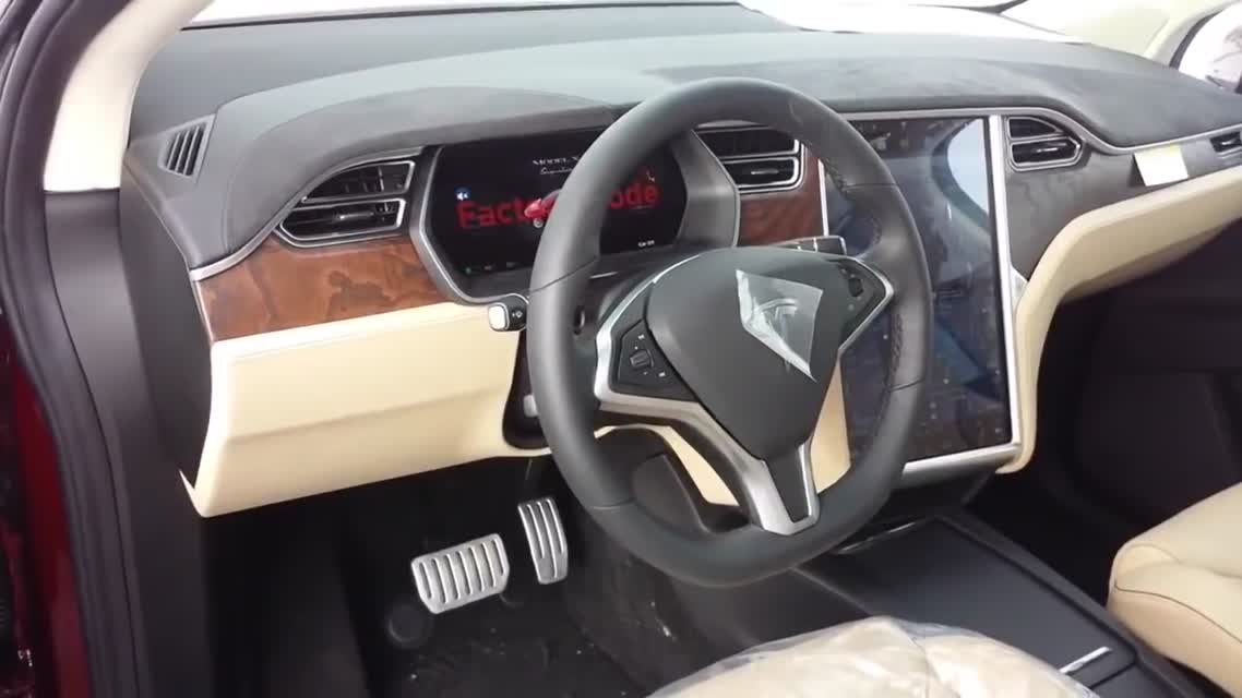Первые покупатели начали получать свои Tesla Model X