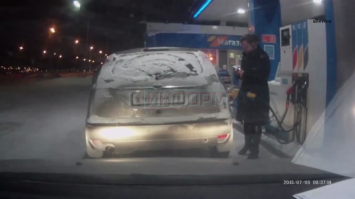 подожгла 'пистолет' на заправке в Сургуте