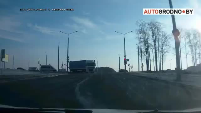 Льдина падает с фуры на легковушку
