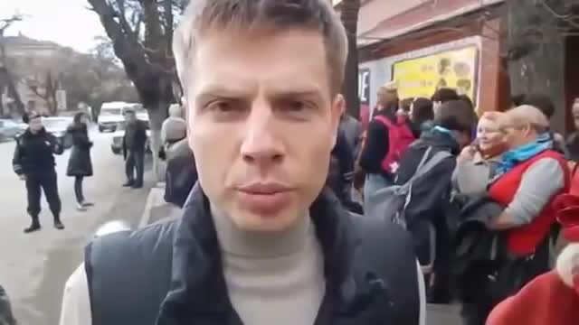 Хохлы морят !Это наша страна, мы здесь сами разберемся! Херак по морде! Разобрались!