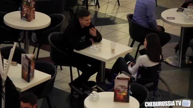 Отношение парней к девушкам инвалидам - Handicap girl date social experiment