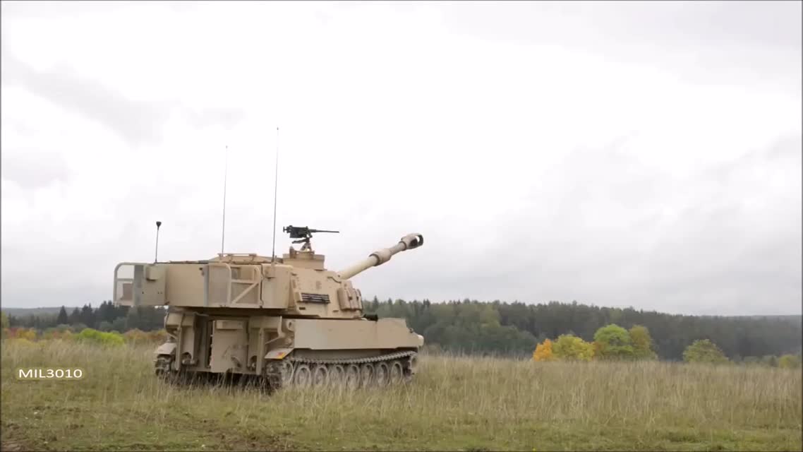 Батарея САУ M109A6 Paladin - Боевые стрельбы на полигоне в Германии