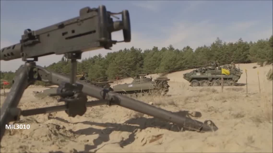 БМП Шакал БМП-2 и БТР Страйкер на полигоне в Словакии