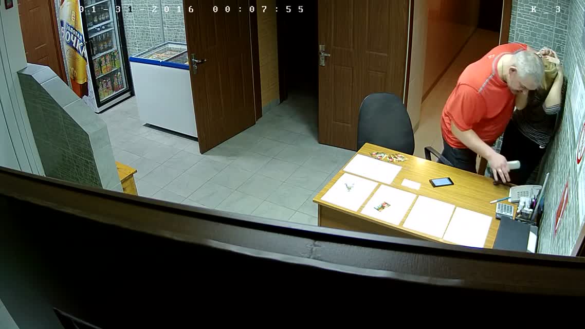 В Омске клиент жестоко избил девушку-администратора