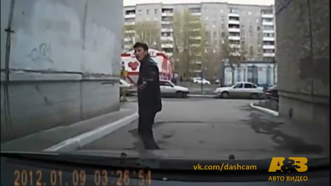 Мужик психанул от сигнала