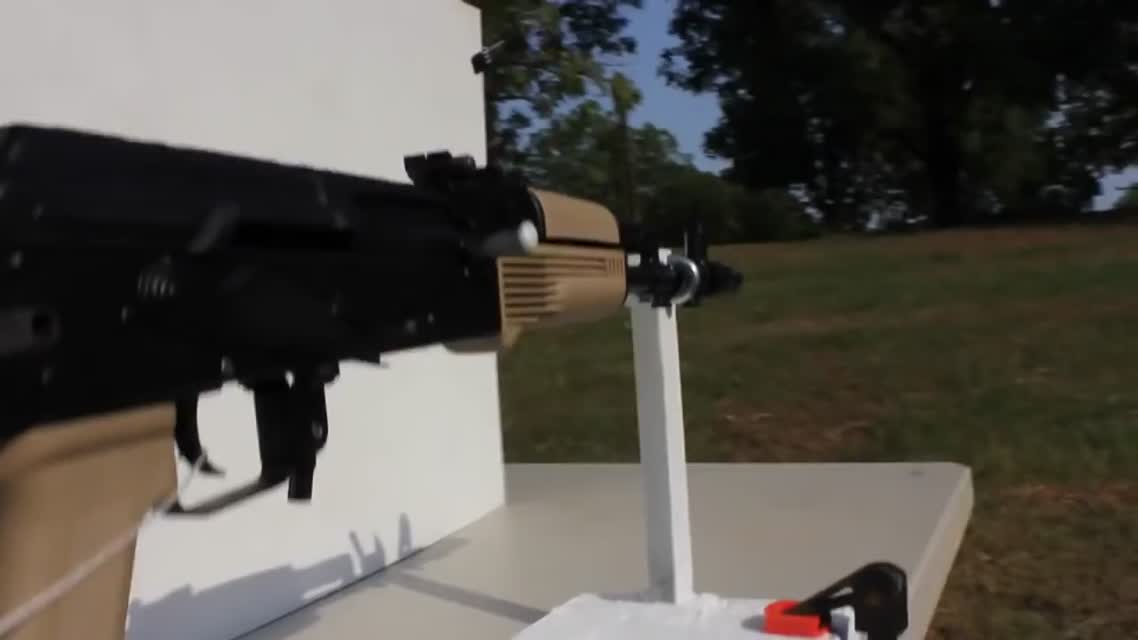 Выстрел с АК 47 под водой замедленная съемка Slow Motion of an AK 47 Underwater