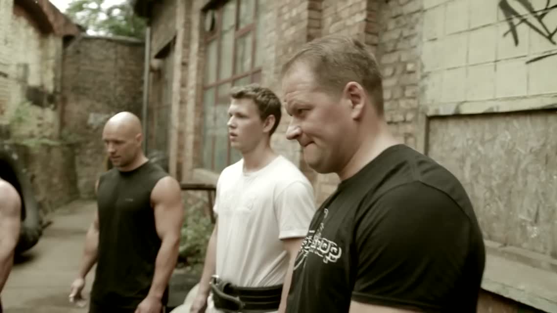 Bodybuilder Owns FOUR Powerlifters! Deadlift Session