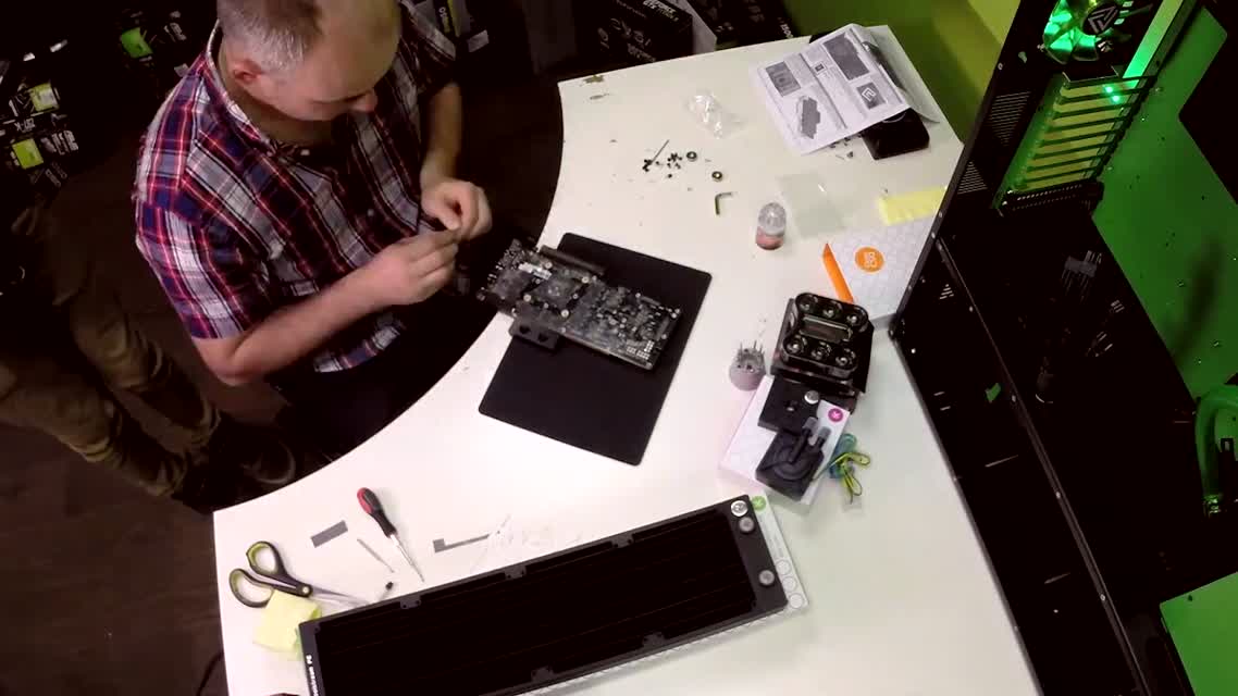 4-Way SLI TITAN X и RAMPAGE V Extreme Watercool за 2 минуты