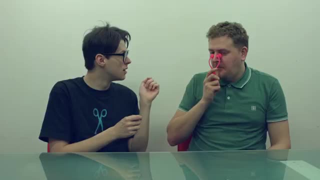 Парни пробуют женские вещи – 2