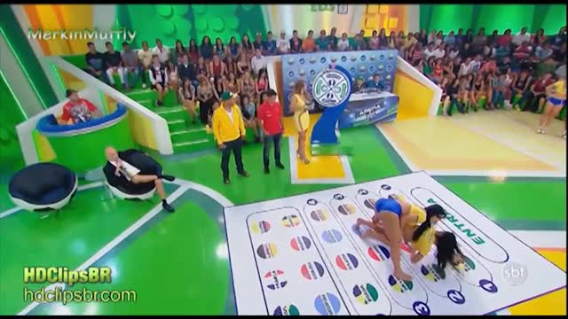 Бразильские девушки играют в твистер (18+)