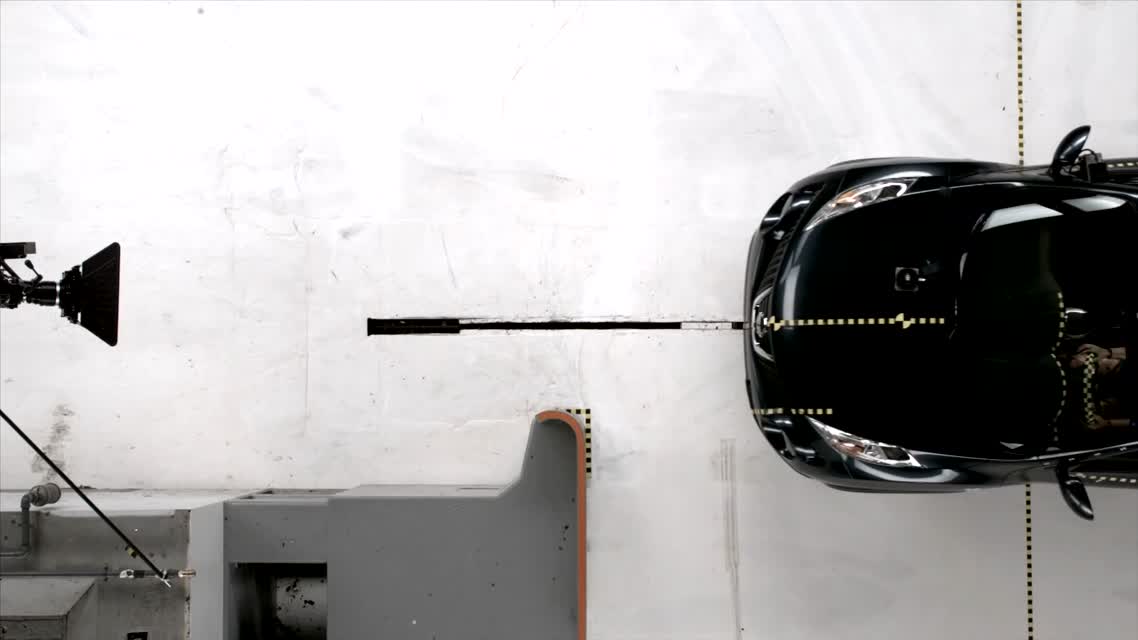 2014 Nissan Juke small overlap IIHS crash test